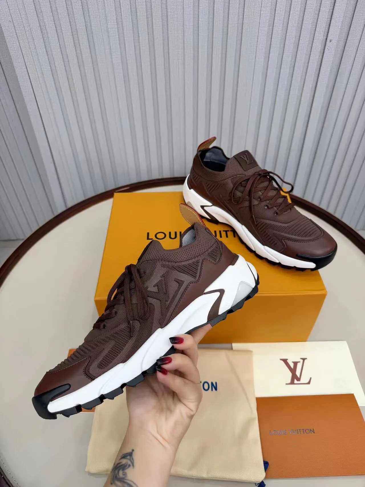 Men's men's shoes pP640! Top version LV Louis Vuitton L Jialu brand Runner Tatic series thick-soled casual sports shoes running shoes original purchase development and production This LV Runner Tatic sports shoe combines fly woven fabric material to interpret the inspiration of traditional mountaineering shoes. The LV letters are written on one side, the Louis Vuitton logo, and the light and wear-resistant rubber outsole complete the whole package. The delivery counter is exquisitely packaged🛍📦 ▪️Fabrics: Original imported custom fly-knit fabric ▪️Inner lining: Original custom-made breathable mesh ▪️Sole: Original molded anti-slip rubber combination material ▪️Sole thickness: 4CM ▪️Size: Men's 39-45